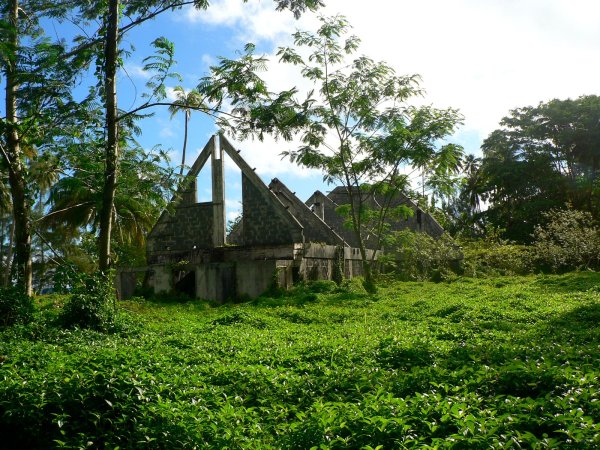 17- Les ruines de l'hotel de luxe, ravage par un cyclone 